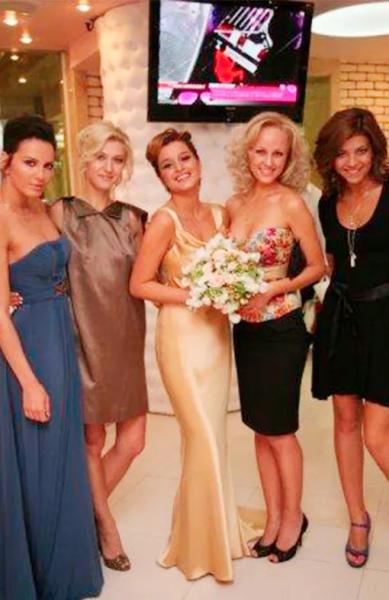 Трижды невеста! Сравниваем свадебные образы Ксении Бородиной — как менялась звезда от загса к загсу Трижды невеста! Сравниваем свадебные образы Ксении Бородиной — как менялась звезда от загса к загсу