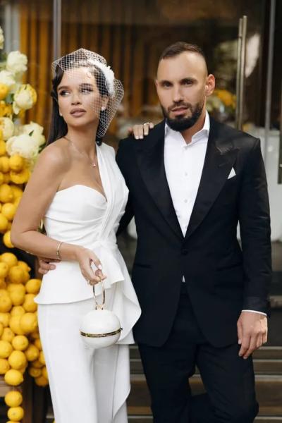 Трижды невеста! Сравниваем свадебные образы Ксении Бородиной — как менялась звезда от загса к загсу Трижды невеста! Сравниваем свадебные образы Ксении Бородиной — как менялась звезда от загса к загсу