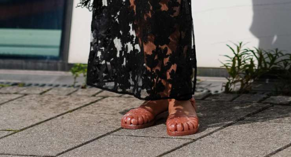 Десерты в моде: как и с чем носить этим летом желейные сандалии Десерты в моде: как и с чем носить этим летом желейные сандалии