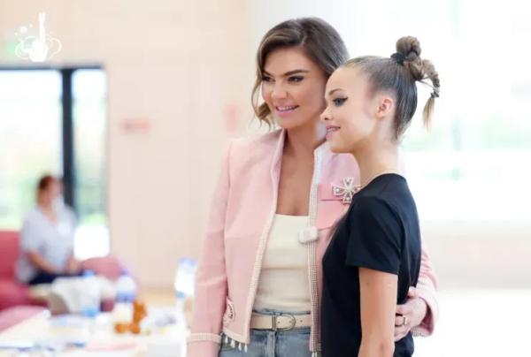 Алина Кабаева выгуляла два летних образа на соревнованиях в Сочи Алина Кабаева выгуляла два летних образа на соревнованиях в Сочи