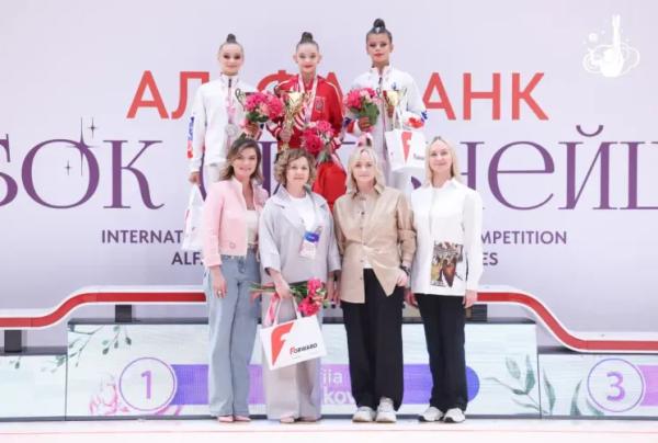 Алина Кабаева выгуляла два летних образа на соревнованиях в Сочи Алина Кабаева выгуляла два летних образа на соревнованиях в Сочи