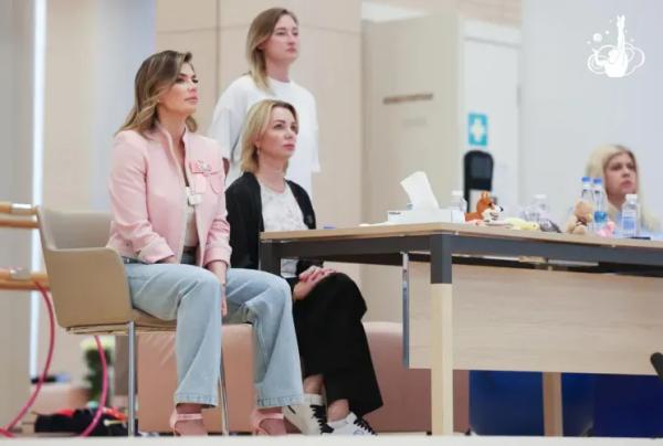 Алина Кабаева выгуляла два летних образа на соревнованиях в Сочи Алина Кабаева выгуляла два летних образа на соревнованиях в Сочи