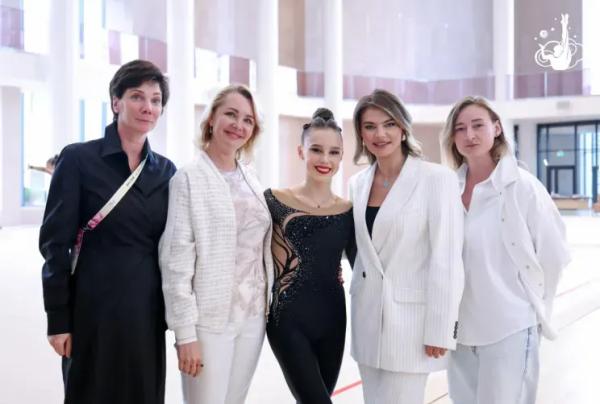 Алина Кабаева выгуляла два летних образа на соревнованиях в Сочи Алина Кабаева выгуляла два летних образа на соревнованиях в Сочи