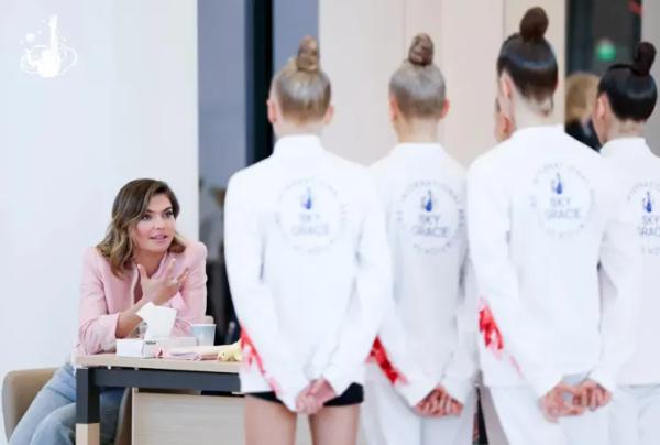 Алина Кабаева выгуляла два летних образа на соревнованиях в Сочи Алина Кабаева выгуляла два летних образа на соревнованиях в Сочи