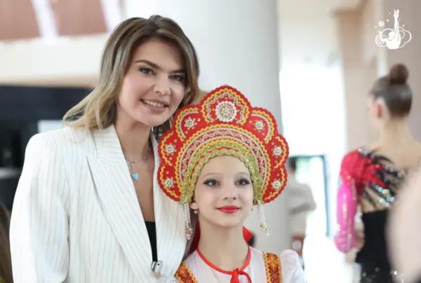 Алина Кабаева выгуляла два летних образа на соревнованиях в Сочи Алина Кабаева выгуляла два летних образа на соревнованиях в Сочи