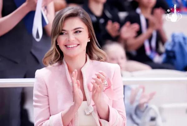 Алина Кабаева выгуляла два летних образа на соревнованиях в Сочи Алина Кабаева выгуляла два летних образа на соревнованиях в Сочи