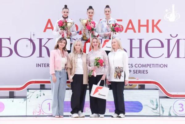 Алина Кабаева выгуляла два летних образа на соревнованиях в Сочи Алина Кабаева выгуляла два летних образа на соревнованиях в Сочи