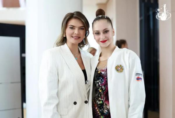 Алина Кабаева выгуляла два летних образа на соревнованиях в Сочи Алина Кабаева выгуляла два летних образа на соревнованиях в Сочи