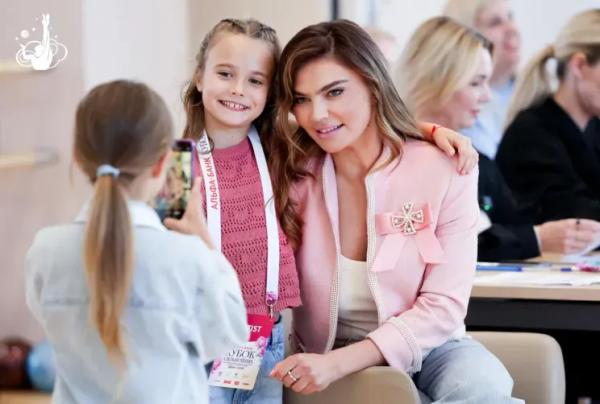 Алина Кабаева выгуляла два летних образа на соревнованиях в Сочи Алина Кабаева выгуляла два летних образа на соревнованиях в Сочи