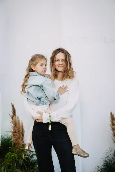 Анна Михалкова с дочерью, Виктория Исакова, Сергей Капков, Аглая Тарасова и Юрий Колокольников на фестивале "Это лето" Анна Михалкова с дочерью, Виктория Исакова, Сергей Капков, Аглая Тарасова и Юрий Колокольников на фестивале "Это лето"