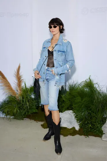 Анна Михалкова с дочерью, Виктория Исакова, Сергей Капков, Аглая Тарасова и Юрий Колокольников на фестивале "Это лето" Анна Михалкова с дочерью, Виктория Исакова, Сергей Капков, Аглая Тарасова и Юрий Колокольников на фестивале "Это лето"