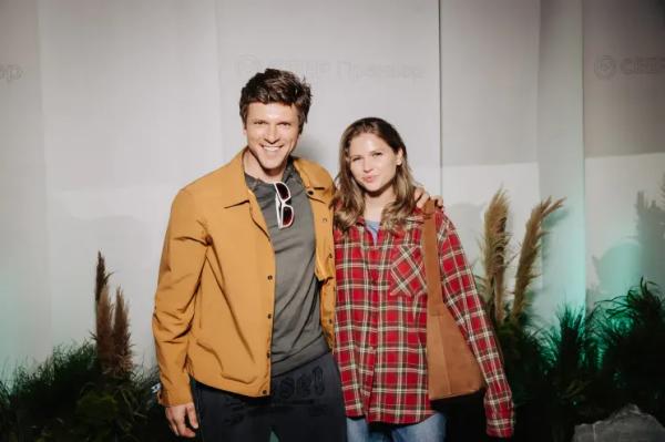 Анна Михалкова с дочерью, Виктория Исакова, Сергей Капков, Аглая Тарасова и Юрий Колокольников на фестивале "Это лето" Анна Михалкова с дочерью, Виктория Исакова, Сергей Капков, Аглая Тарасова и Юрий Колокольников на фестивале "Это лето"