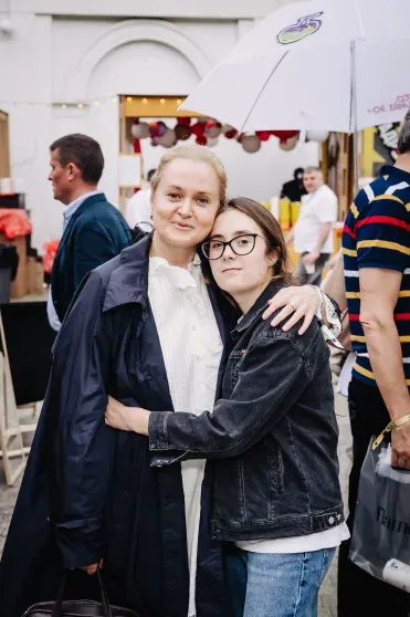 Анна Михалкова с дочерью, Виктория Исакова, Сергей Капков, Аглая Тарасова и Юрий Колокольников на фестивале "Это лето" Анна Михалкова с дочерью, Виктория Исакова, Сергей Капков, Аглая Тарасова и Юрий Колокольников на фестивале "Это лето"