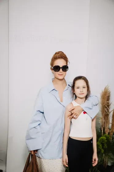 Анна Михалкова с дочерью, Виктория Исакова, Сергей Капков, Аглая Тарасова и Юрий Колокольников на фестивале "Это лето" Анна Михалкова с дочерью, Виктория Исакова, Сергей Капков, Аглая Тарасова и Юрий Колокольников на фестивале "Это лето"