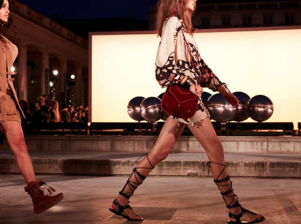 Металлик, заклепки и ремешки: нескучная обувь лета, как и с чем носить Металлик, заклепки и ремешки: нескучная обувь лета, как и с чем носить