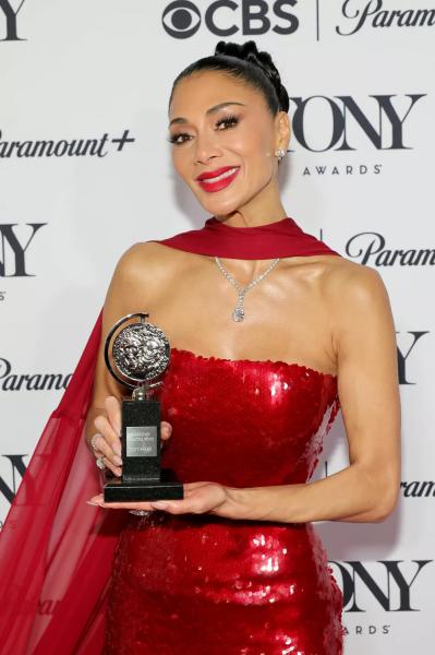 Николь Шерзингер получила свою первую "Тони" за выдающуюся игру на Бродвее
Николь Шерзингер получила свою первую "Тони" за выдающуюся игру на Бродвее