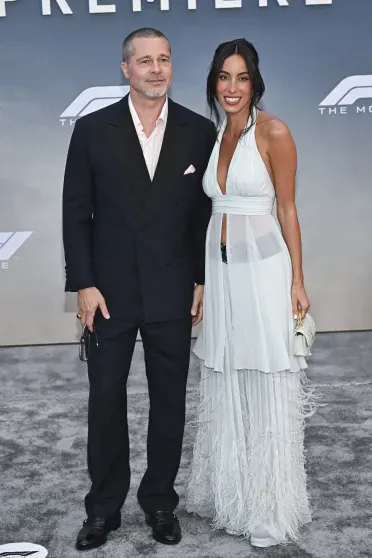 Брэд Питт и Инес де Рамон в "свадебном" платье посетили премьеру фильма "Формула-1" Брэд Питт и Инес де Рамон в "свадебном" платье посетили премьеру фильма "Формула-1"