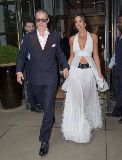 Брэд Питт и Инес де Рамон в "свадебном" платье посетили премьеру фильма "Формула-1" Брэд Питт и Инес де Рамон в "свадебном" платье посетили премьеру фильма "Формула-1"