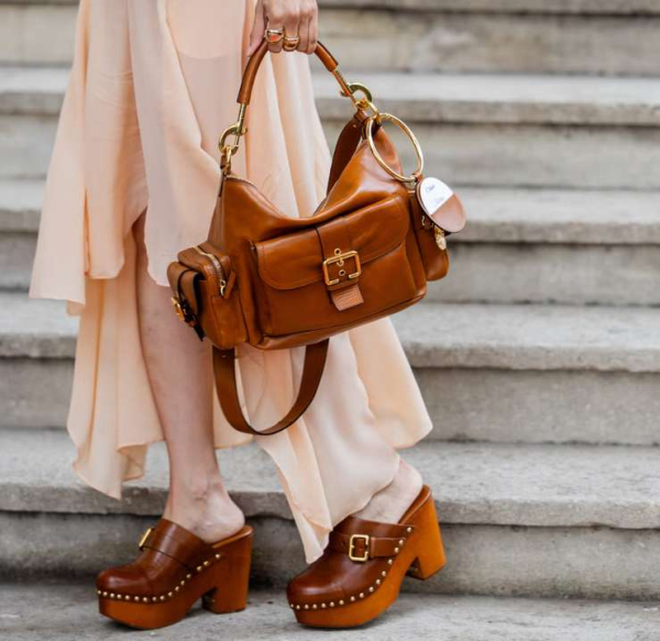 Сандалии, мюли и сабо из 90-х: как вписать этот ретро-шик в актуальный летний образ Сандалии, мюли и сабо из 90-х: как вписать этот ретро-шик в актуальный летний образ