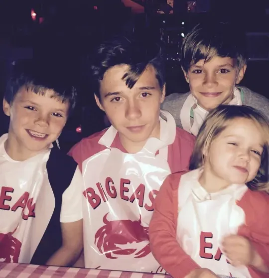 Дэвид и Виктория Бекхэм поделились архивными семейными фото и "протянули оливковую ветвь" сыну Бруклину, который с ними не общается