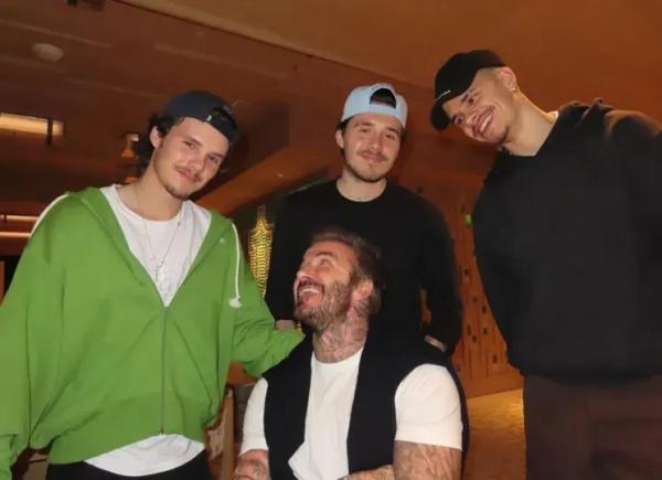 Дэвид и Виктория Бекхэм поделились архивными семейными фото и "протянули оливковую ветвь" сыну Бруклину, который с ними не общается