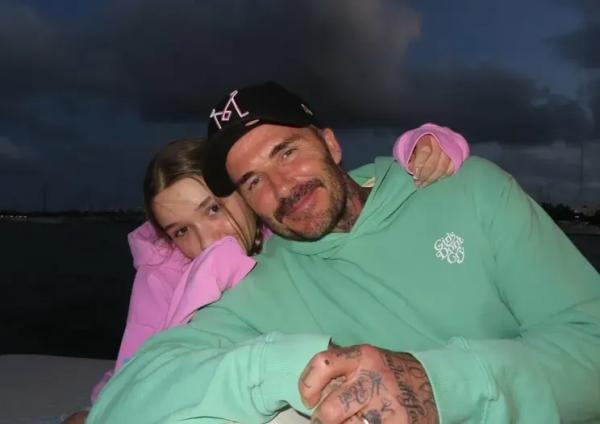 Дэвид и Виктория Бекхэм поделились архивными семейными фото и "протянули оливковую ветвь" сыну Бруклину, который с ними не общается