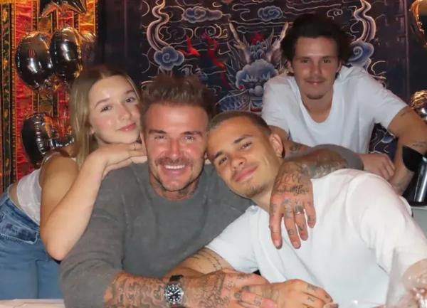 Дэвид и Виктория Бекхэм поделились архивными семейными фото и "протянули оливковую ветвь" сыну Бруклину, который с ними не общается