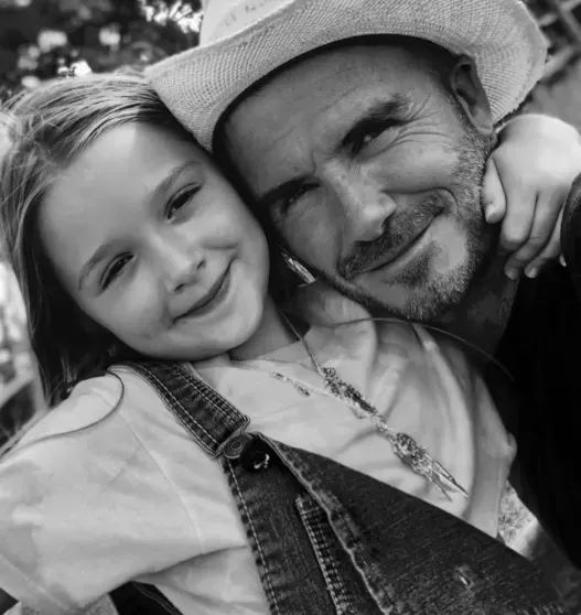 Дэвид и Виктория Бекхэм поделились архивными семейными фото и "протянули оливковую ветвь" сыну Бруклину, который с ними не общается