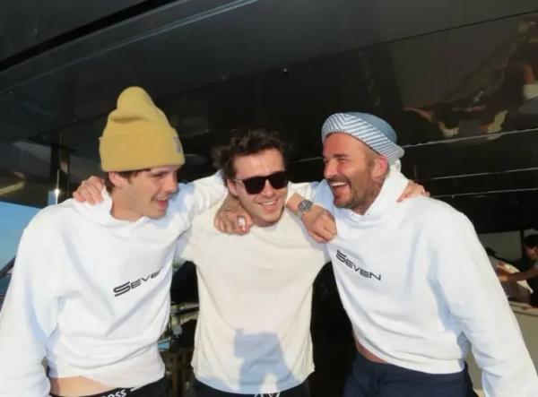 Дэвид и Виктория Бекхэм поделились архивными семейными фото и "протянули оливковую ветвь" сыну Бруклину, который с ними не общается