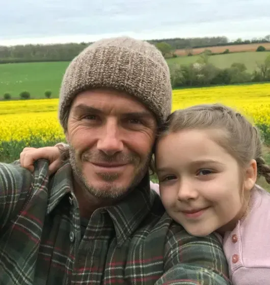 Дэвид и Виктория Бекхэм поделились архивными семейными фото и "протянули оливковую ветвь" сыну Бруклину, который с ними не общается