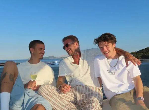 Дэвид и Виктория Бекхэм поделились архивными семейными фото и "протянули оливковую ветвь" сыну Бруклину, который с ними не общается