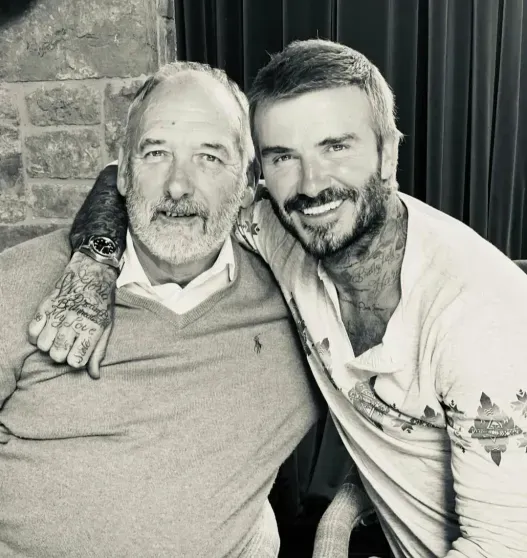 Дэвид и Виктория Бекхэм поделились архивными семейными фото и "протянули оливковую ветвь" сыну Бруклину, который с ними не общается