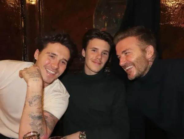 Дэвид и Виктория Бекхэм поделились архивными семейными фото и "протянули оливковую ветвь" сыну Бруклину, который с ними не общается