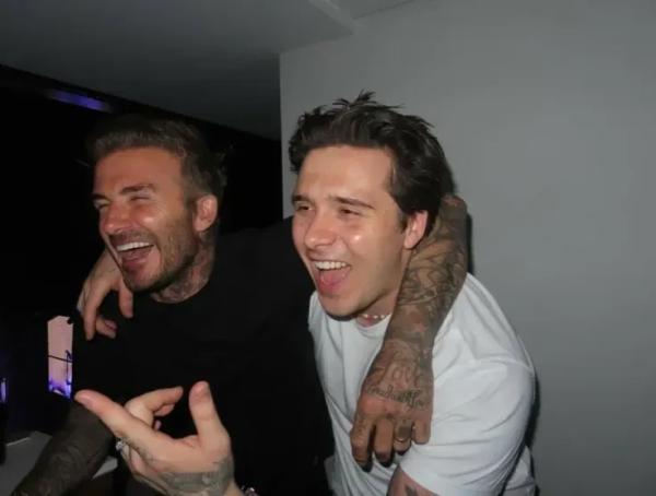 Дэвид и Виктория Бекхэм поделились архивными семейными фото и "протянули оливковую ветвь" сыну Бруклину, который с ними не общается