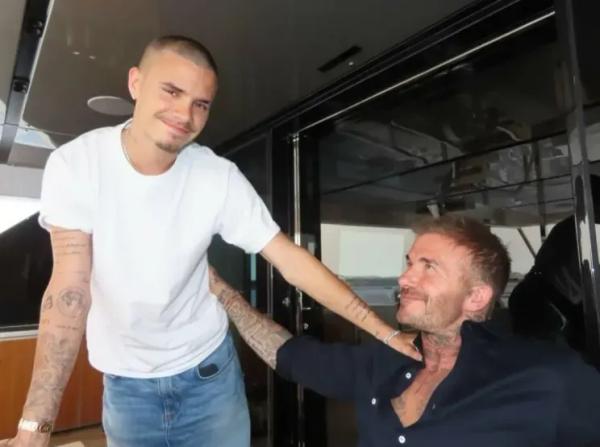 Дэвид и Виктория Бекхэм поделились архивными семейными фото и "протянули оливковую ветвь" сыну Бруклину, который с ними не общается