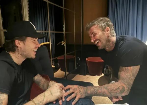 Дэвид и Виктория Бекхэм поделились архивными семейными фото и "протянули оливковую ветвь" сыну Бруклину, который с ними не общается