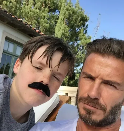 Дэвид и Виктория Бекхэм поделились архивными семейными фото и "протянули оливковую ветвь" сыну Бруклину, который с ними не общается