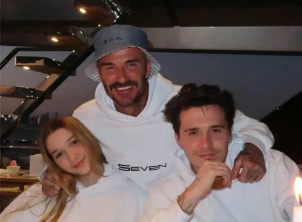 Дэвид и Виктория Бекхэм поделились архивными семейными фото и "протянули оливковую ветвь" сыну Бруклину, который с ними не общается