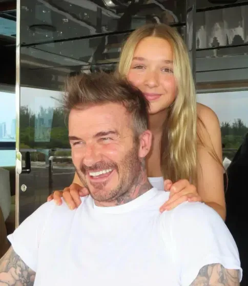 Дэвид и Виктория Бекхэм поделились архивными семейными фото и "протянули оливковую ветвь" сыну Бруклину, который с ними не общается