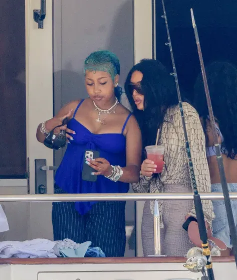 Дочь Канье Уэста и Ким Кардашьян отметила 12-летие вечеринкой на яхте с друзьями и матерью