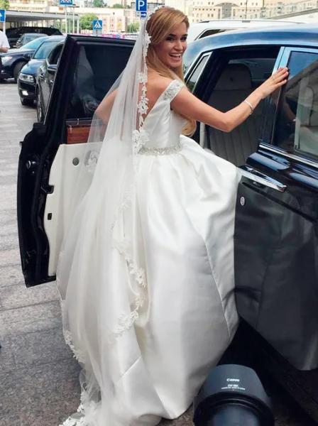 Трижды невеста! Сравниваем свадебные образы Ксении Бородиной — как менялась звезда от загса к загсу Трижды невеста! Сравниваем свадебные образы Ксении Бородиной — как менялась звезда от загса к загсу