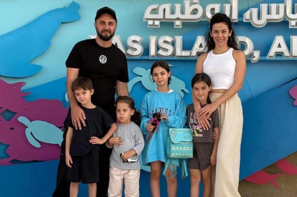 «Семья на первом месте. Остальное — сопутствующие мероприятия»: Демис Карибидис об отцовстве, работе и съемках в Индии «Семья на первом месте. Остальное — сопутствующие мероприятия»: Демис Карибидис об отцовстве, работе и съемках в Индии