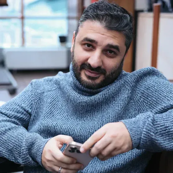 "Если ты работаешь только на себя, это эгоизм и дорога в никуда". Сарик Андреасян рассказал, почему берёт в кино своих родственников "Если ты работаешь только на себя, это эгоизм и дорога в никуда". Сарик Андреасян рассказал, почему берёт в кино своих родственников