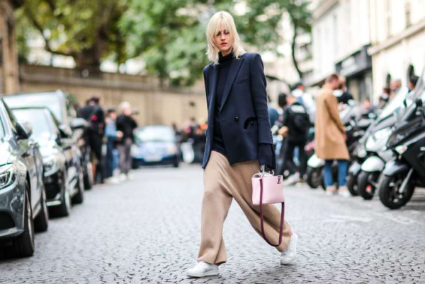 Три полоски на кедах под теплым дождем: как вписать спортивную обувь в летний образ Три полоски на кедах под теплым дождем: как вписать спортивную обувь в летний образ