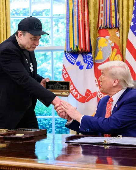 Илон Маск заявил, что Дональд Трамп проиграл бы без него выборы, на что тот ответил, что миллиардер "сошёл с ума"