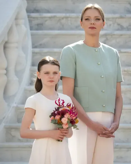 Княгиня Шарлен и князь Альбер с детьми встретились с Эммануэлем и Брижит Макрон в Монако Княгиня Шарлен и князь Альбер с детьми встретились с Эммануэлем и Брижит Макрон в Монако