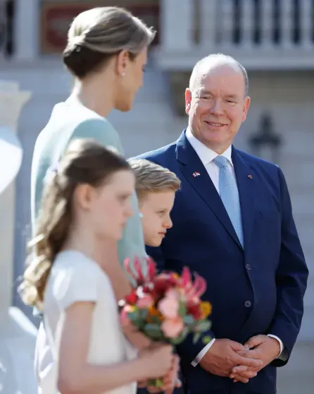 Княгиня Шарлен и князь Альбер с детьми встретились с Эммануэлем и Брижит Макрон в Монако Княгиня Шарлен и князь Альбер с детьми встретились с Эммануэлем и Брижит Макрон в Монако