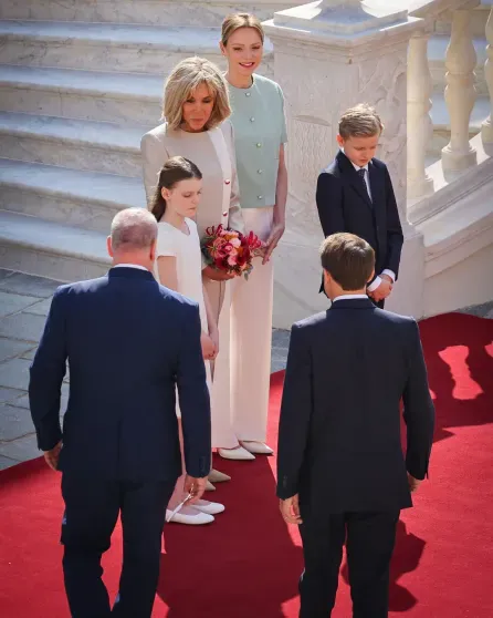 Княгиня Шарлен и князь Альбер с детьми встретились с Эммануэлем и Брижит Макрон в Монако Княгиня Шарлен и князь Альбер с детьми встретились с Эммануэлем и Брижит Макрон в Монако