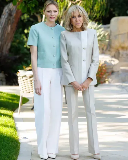 Княгиня Шарлен и князь Альбер с детьми встретились с Эммануэлем и Брижит Макрон в Монако Княгиня Шарлен и князь Альбер с детьми встретились с Эммануэлем и Брижит Макрон в Монако