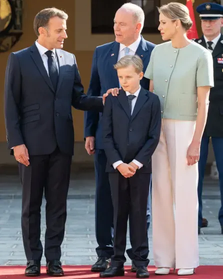 Княгиня Шарлен и князь Альбер с детьми встретились с Эммануэлем и Брижит Макрон в Монако Княгиня Шарлен и князь Альбер с детьми встретились с Эммануэлем и Брижит Макрон в Монако